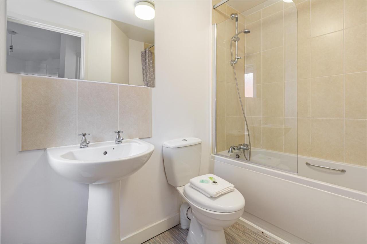 Liberty House - Perfect For Contractors - 2 Off-Road Parking Spaces Wolverhampton Buitenkant foto